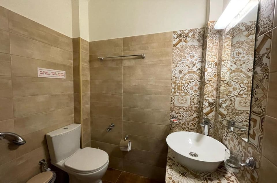 Shower, Toilet