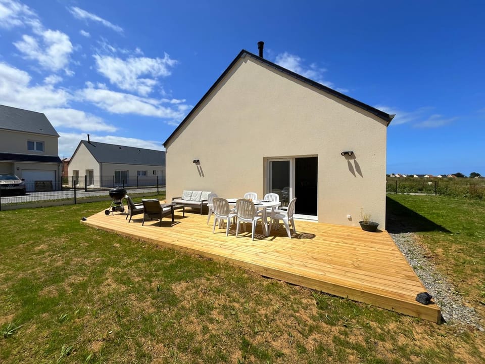 Property building, Patio, Spring, Natural landscape, Garden, sunbed