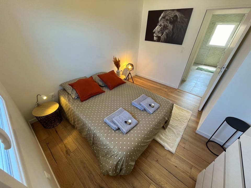 Photo of the whole room, Bedroom, towels