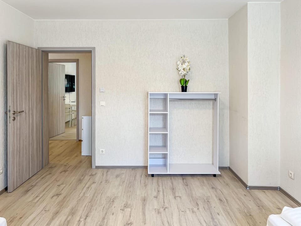 Photo of the whole room, Bedroom, wardrobe