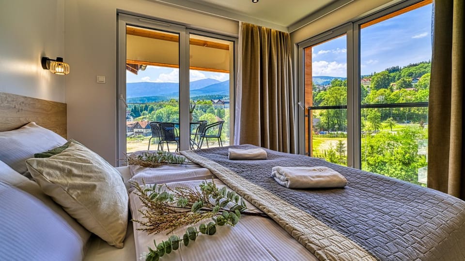 Bed, Bedroom, towels