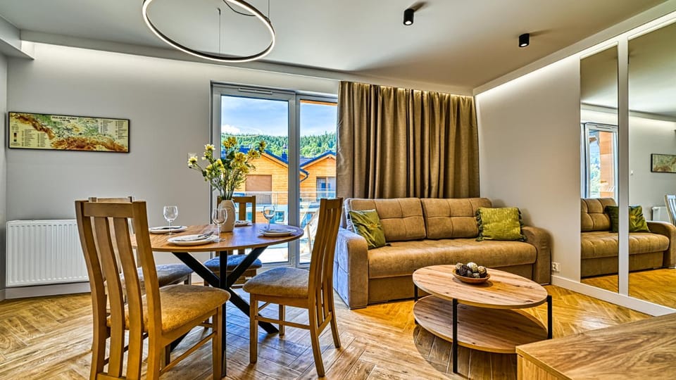 Seating area, Dining area