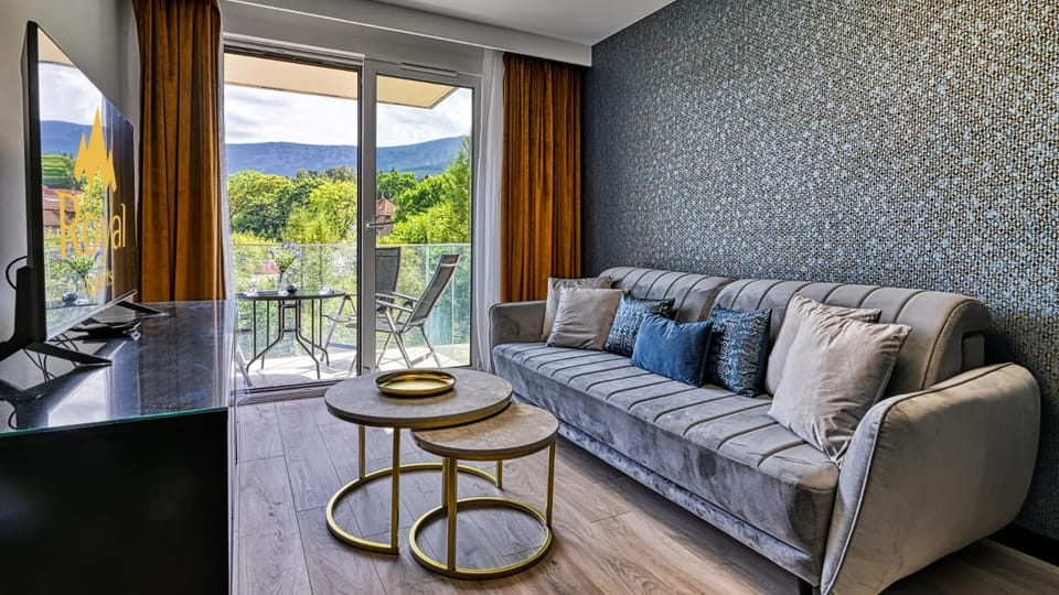 TV and multimedia, Balcony/Terrace, Seating area, Mountain view