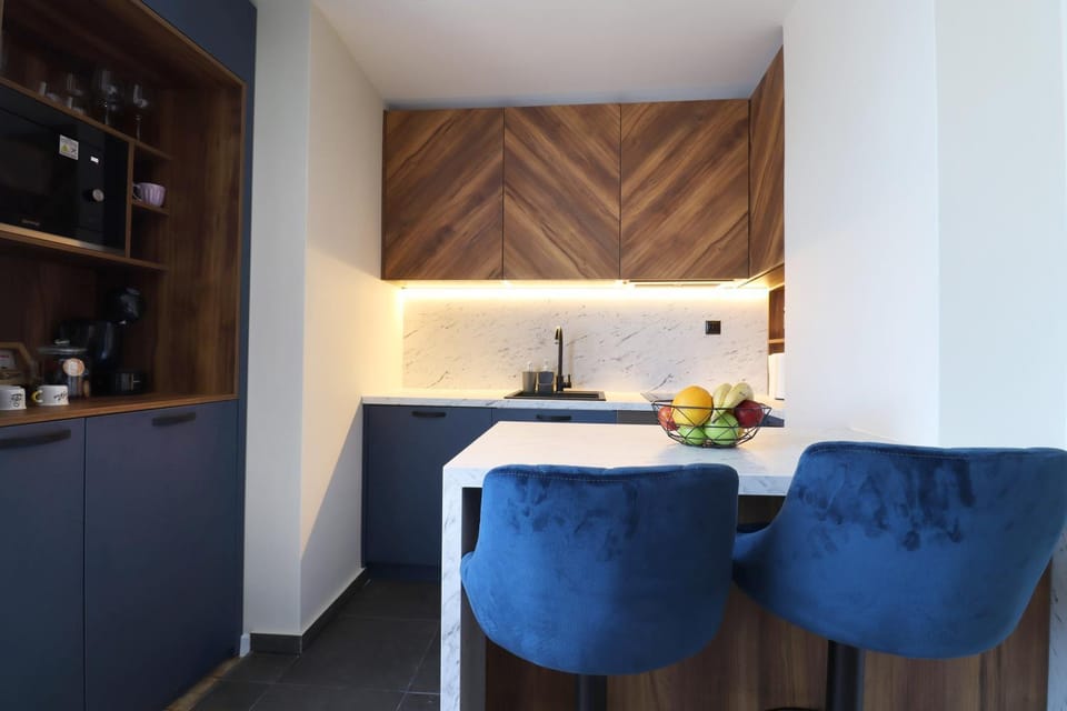 Kitchen or kitchenette, Dining area
