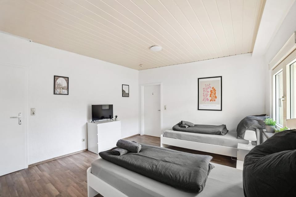 Bed, TV and multimedia, Photo of the whole room, Bedroom
