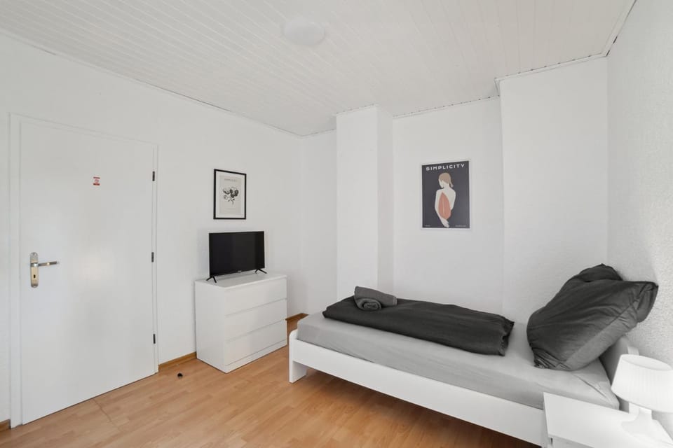 Bed, TV and multimedia, Photo of the whole room, Bedroom