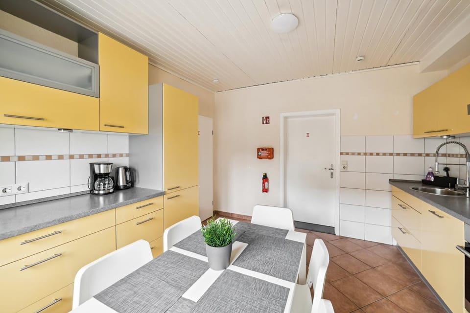 Coffee/tea facilities, Kitchen or kitchenette, Dining area, dishwasher, oven, stove