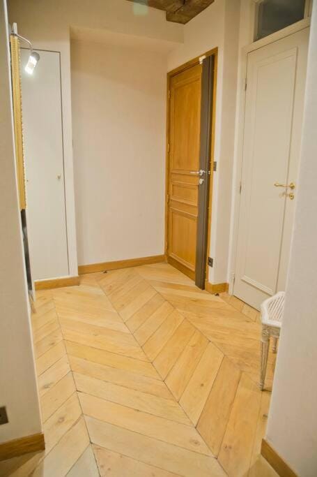 Kristine - Luxury 2BR Saint-Germain Notre-Dame Apartment in Paris