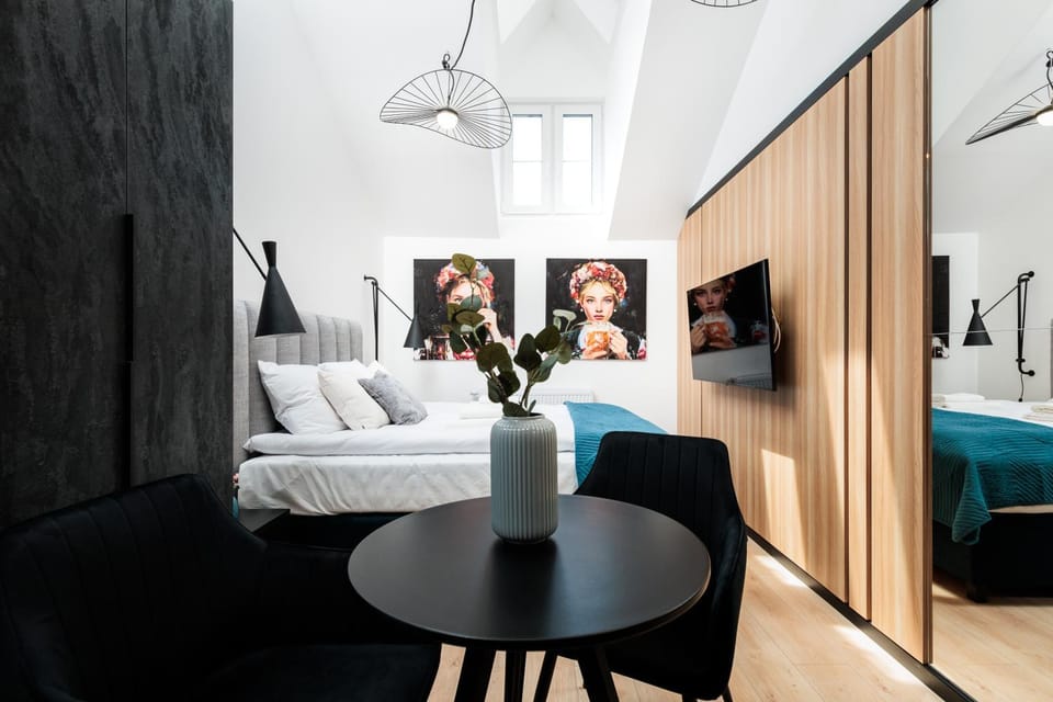 Bed, TV and multimedia, Living room, Photo of the whole room, Seating area, Bedroom