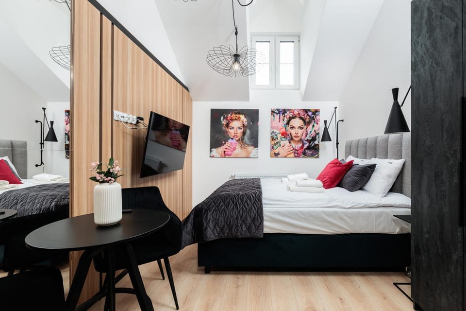 Bed, TV and multimedia, Photo of the whole room, Decorative detail, Bedroom, towels, wardrobe