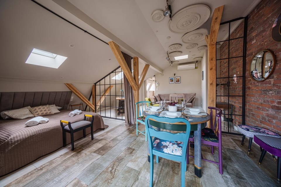 Bed, Seating area, Dining area, Bedroom