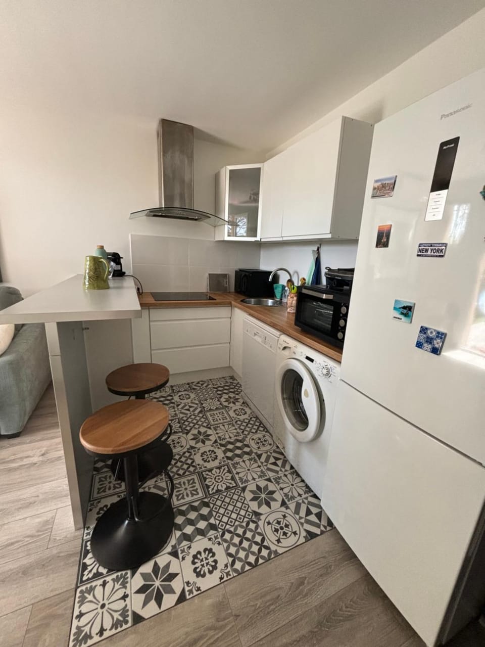 Kitchen or kitchenette, oven, stove, washing machine