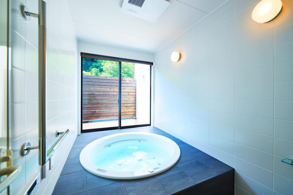 Hot Tub, Bathroom