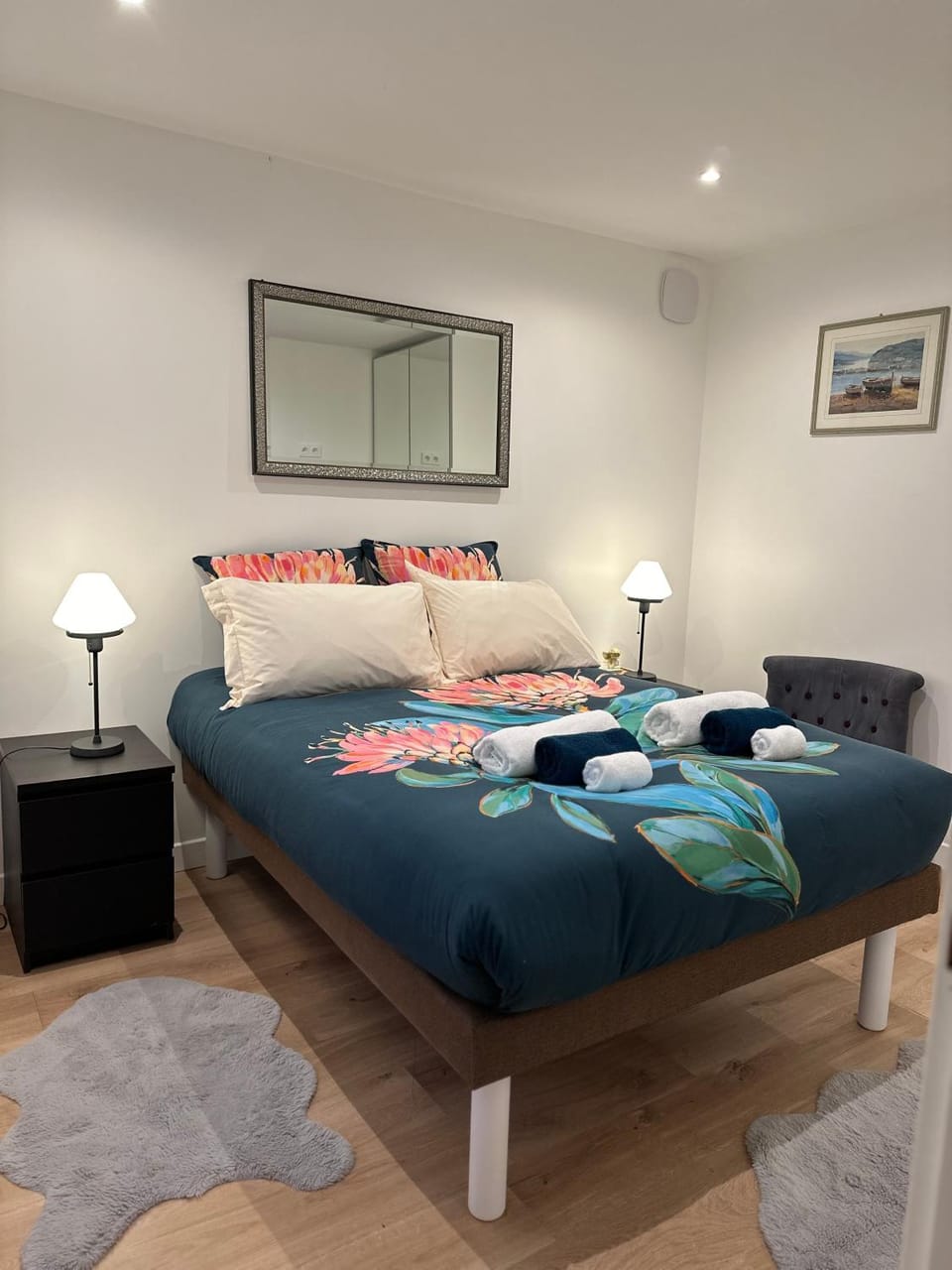 Photo of the whole room, Bedroom