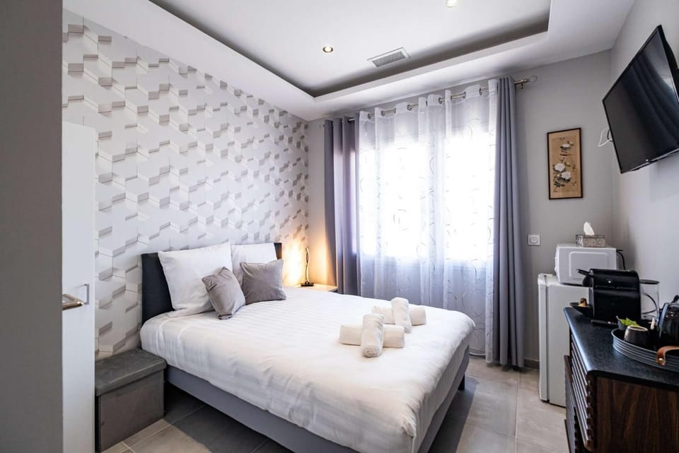 Bed, TV and multimedia, Bedroom