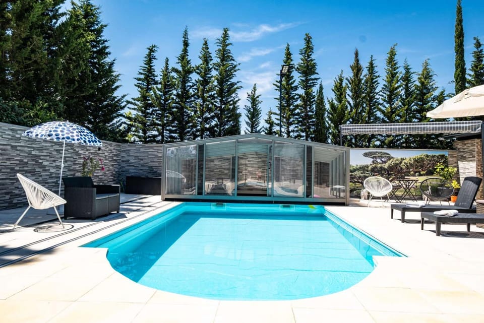 Patio, Swimming pool, sunbed