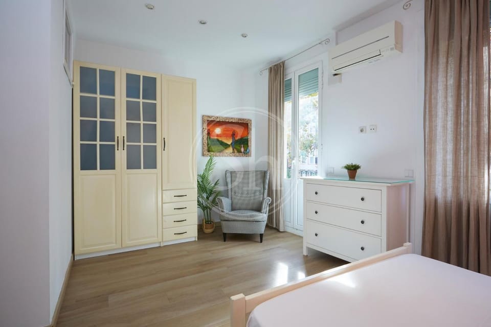 Bed, Photo of the whole room, Seating area, Bedroom, wardrobe