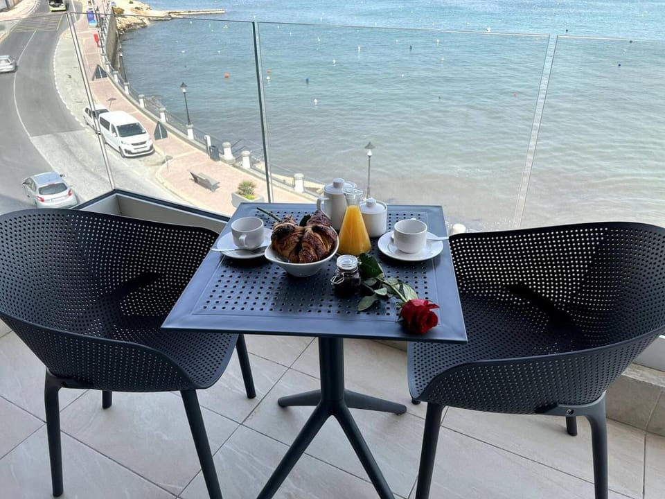 Xemxija 2BED Seafront - FL 2 by Homely Apartment in Saint Paul's Bay