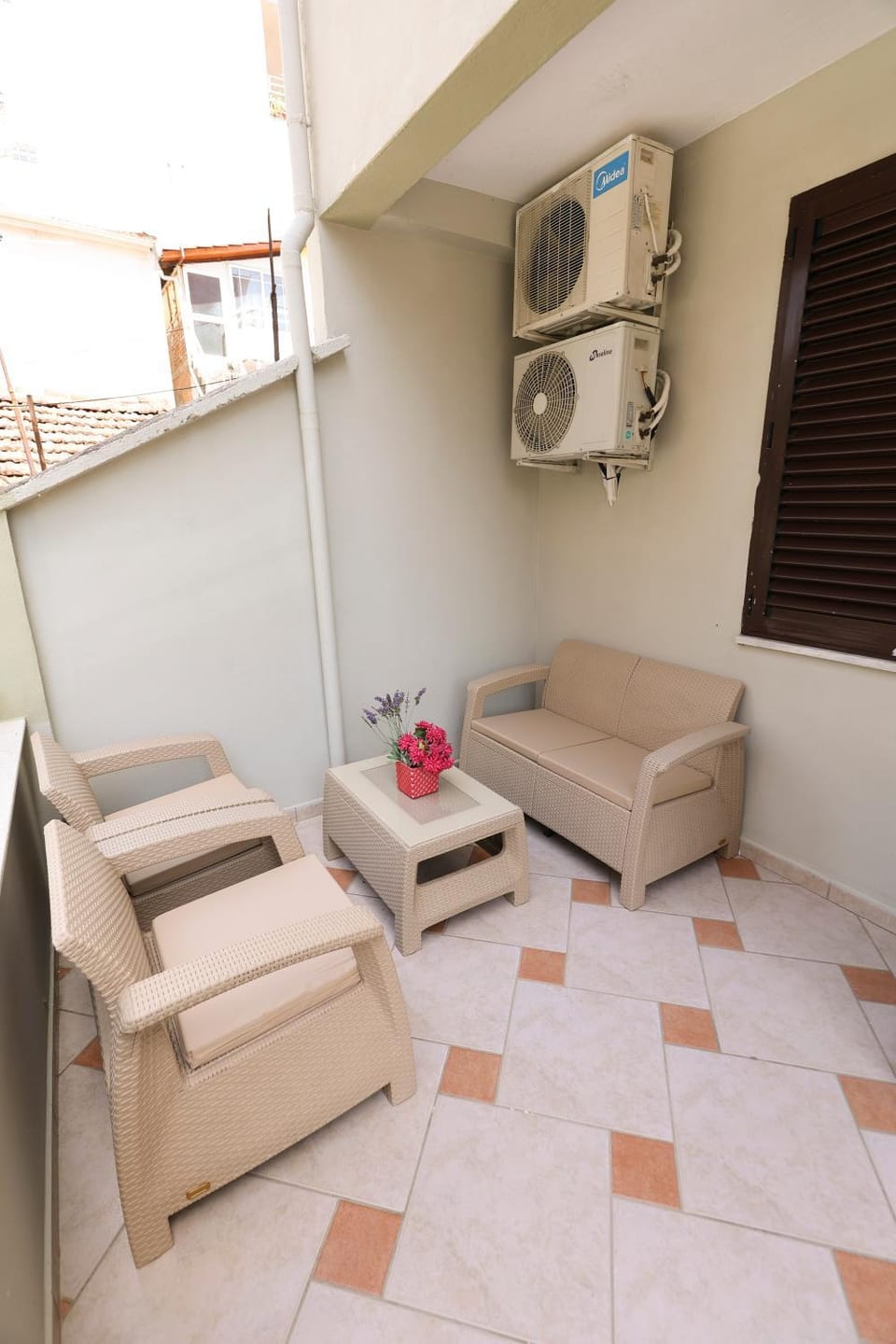 TV and multimedia, Seating area, air conditioner