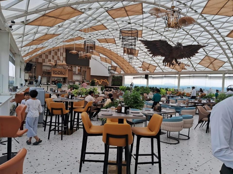 Restaurant/places to eat, People, Balcony/Terrace, Lounge or bar, Banquet/Function facilities, Food, Entertainment, Meals, Continental breakfast, Alcoholic drinks, Non alcoholic drinks, group of guests