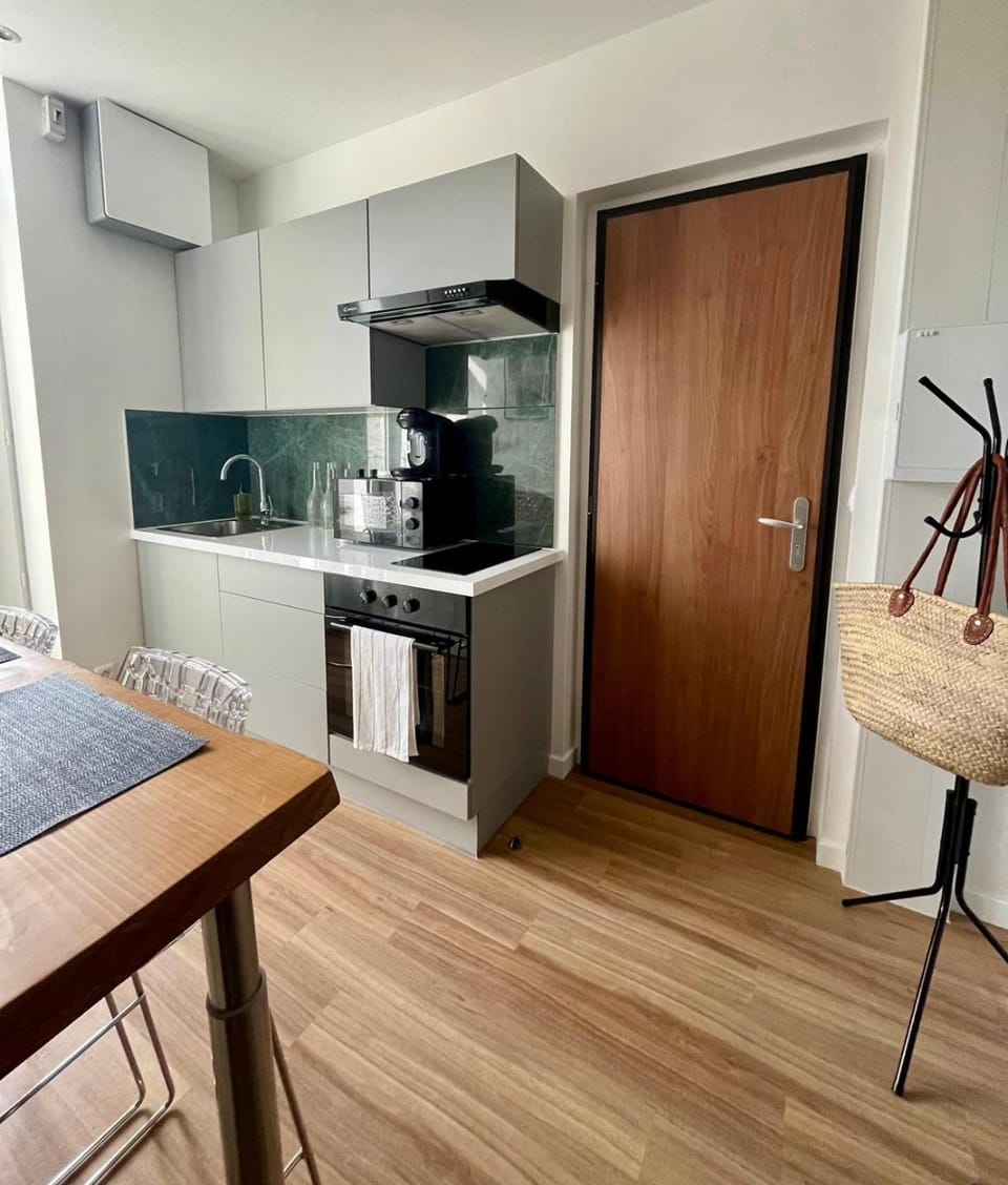 Coffee/tea facilities, Kitchen or kitchenette, Dining area, microwave, oven, stove