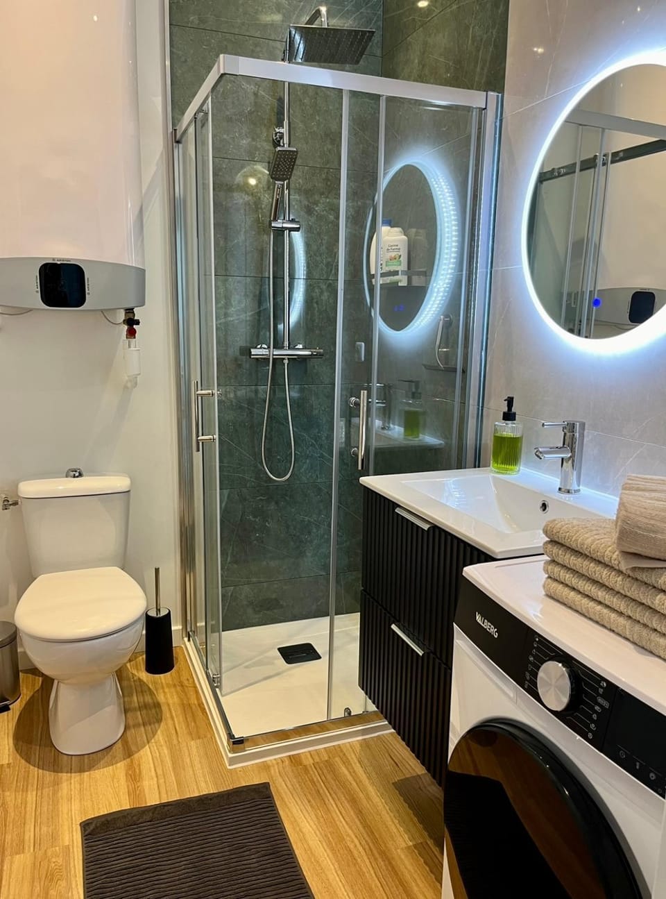 Shower, Toilet, Bathroom, towels, washing machine