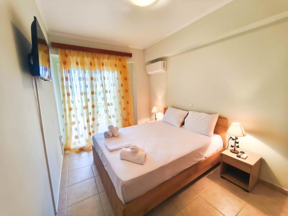 Bed, TV and multimedia, Bedroom