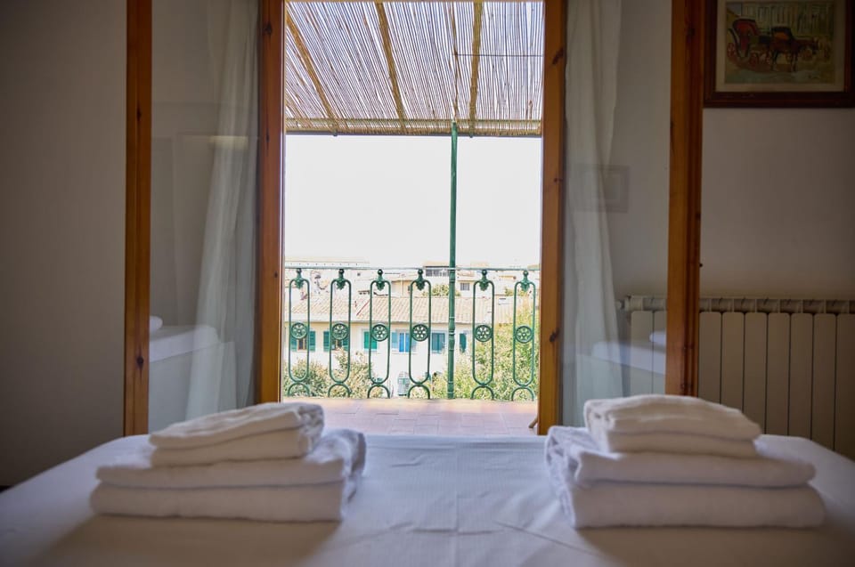 Photo of the whole room, Bedroom, towels