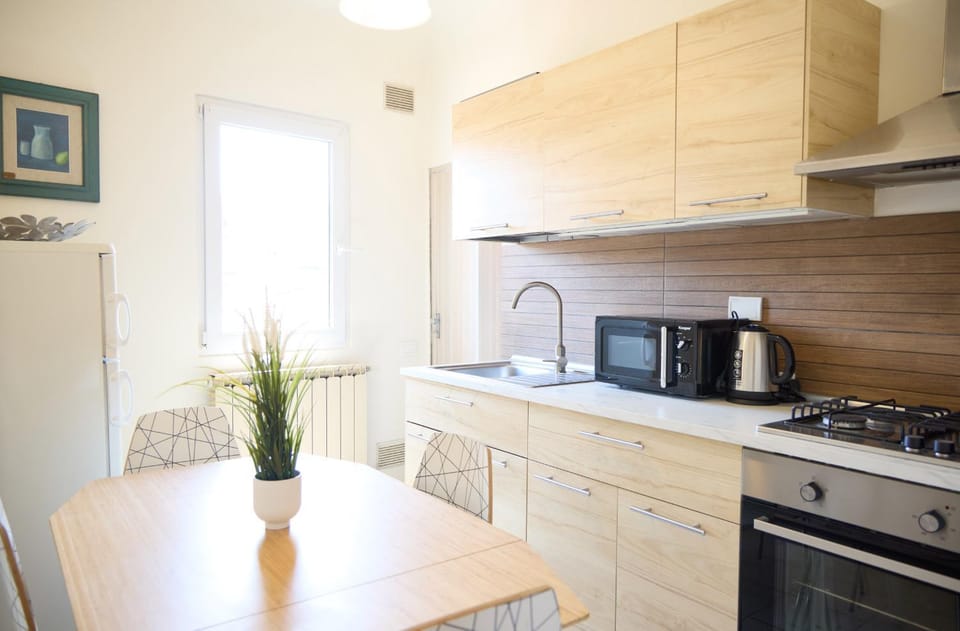Coffee/tea facilities, Kitchen or kitchenette, Dining area, stove