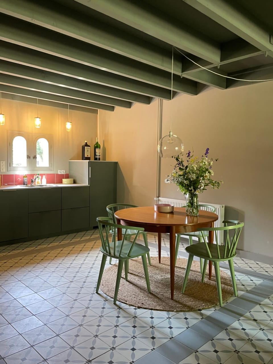 Kitchen or kitchenette, Dining area
