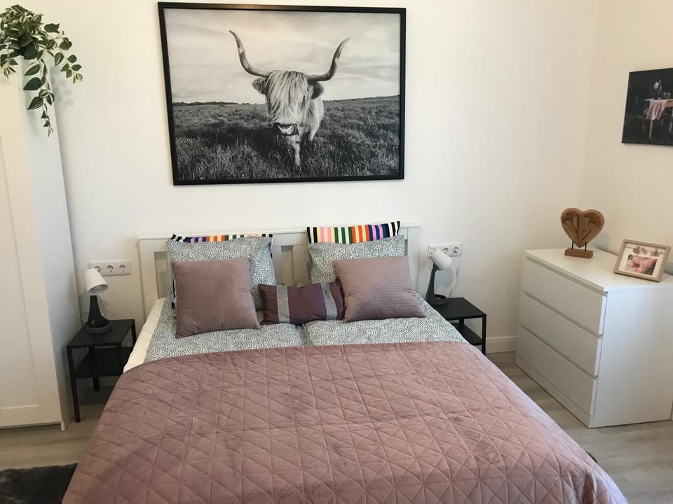 Lovley newly decorated fully equipped apartment walking distance to the Puskás Aréna ,City Park where you will find the world famous Szechenyi thermal bath spa, Museums ,and the Capital Circus ,AC, smart TV, high speed internet Apartment in Budapest