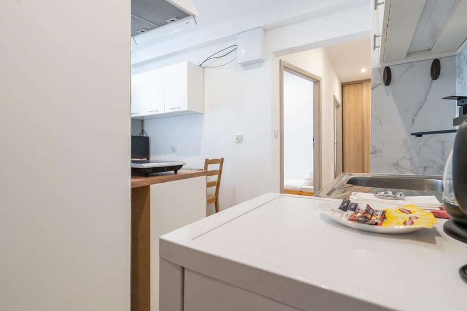 Kitchen or kitchenette, Food and drinks, Dining area, oven, stove
