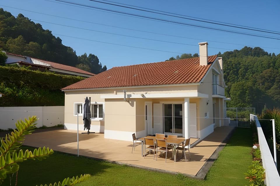 Property building, Patio, Balcony/Terrace, Dining area