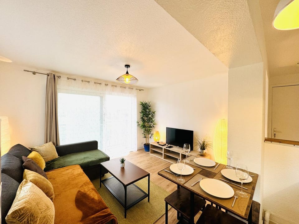 TV and multimedia, Living room, Seating area, Dining area