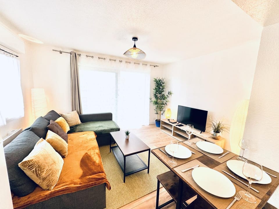 TV and multimedia, Living room, Dining area