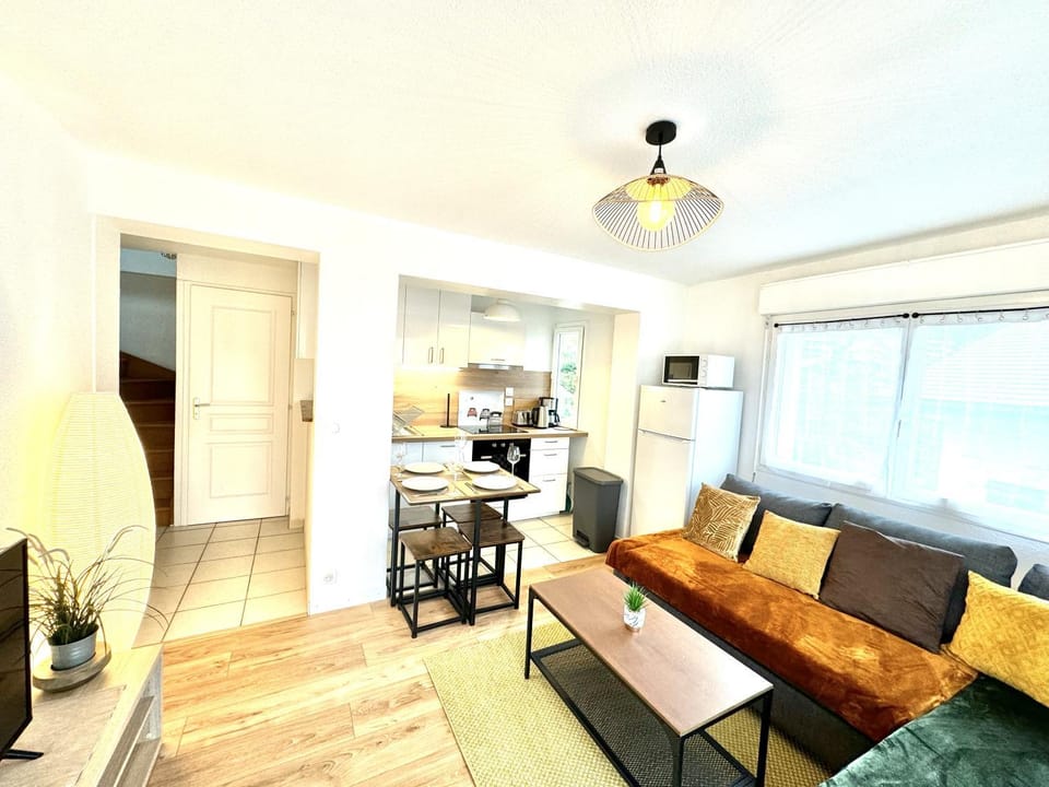 Kitchen or kitchenette, Living room, Seating area, Dining area, stove