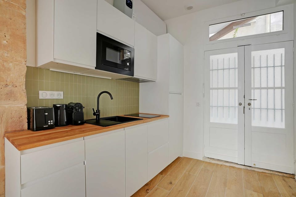 Facade/entrance, Coffee/tea facilities, Kitchen or kitchenette, microwave, stove, toaster
