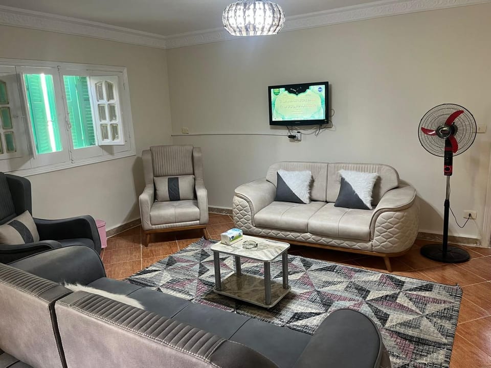 TV and multimedia, Living room, Seating area, Evening entertainment