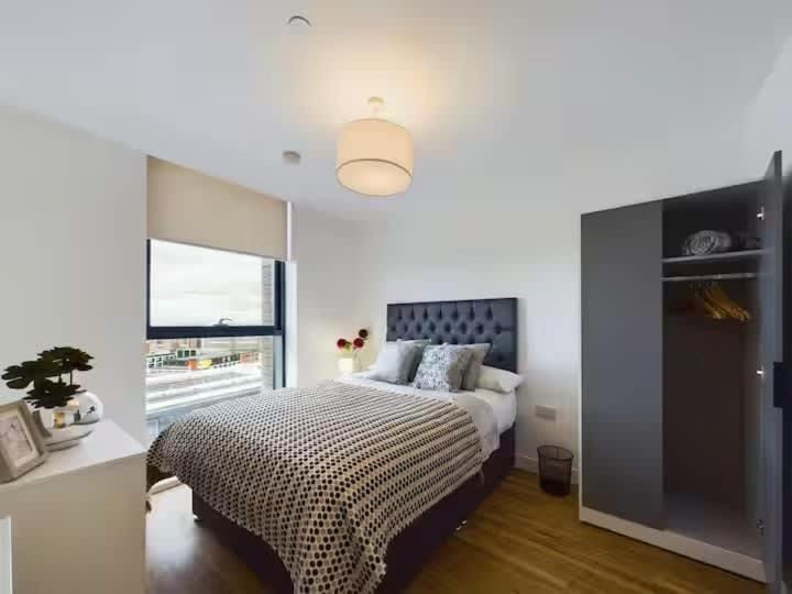 NEW! 2 Bedroom Flat in Manchester Waters by Stay With Us, Perfect for Families, Couples & Groups, FREE Private Parking! Apartment in Salford