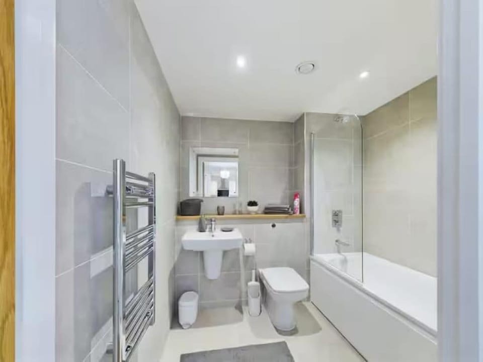 NEW! 2 Bedroom Flat in Manchester Waters by Stay With Us, Perfect for Families, Couples & Groups, FREE Private Parking! Apartment in Salford