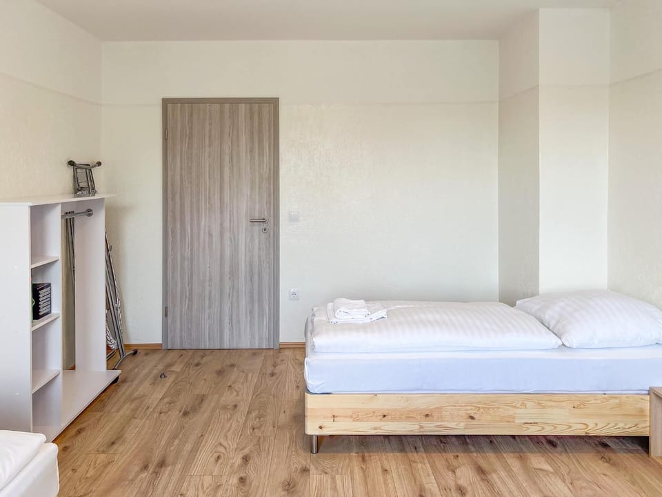 Bedroom, towels