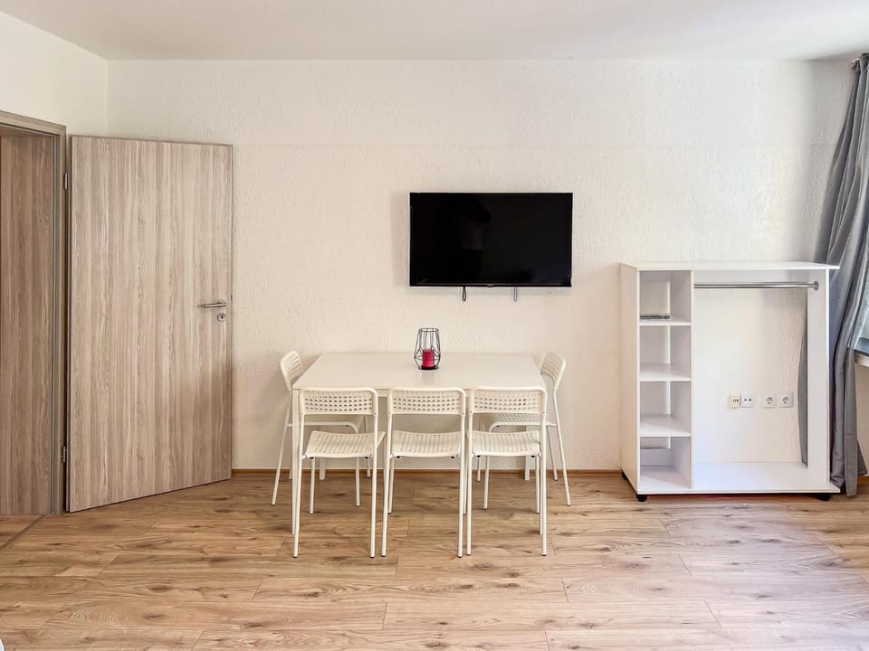 TV and multimedia, Photo of the whole room, Dining area, Bedroom, wardrobe