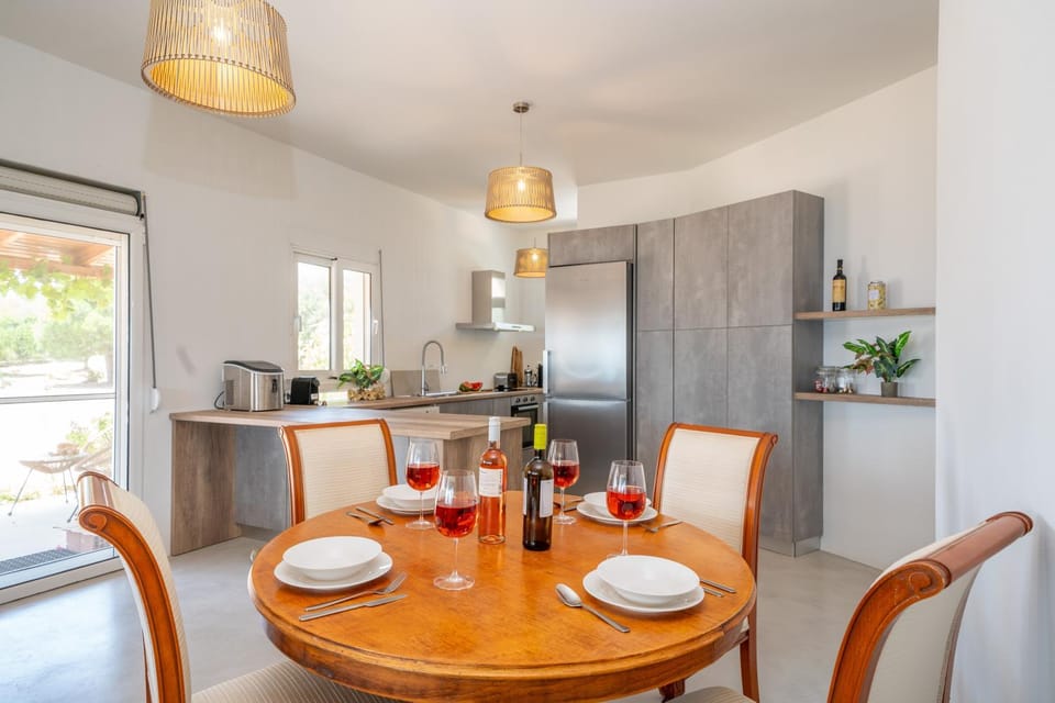 Coffee/tea facilities, Kitchen or kitchenette, Living room, Seating area, Dining area, Food