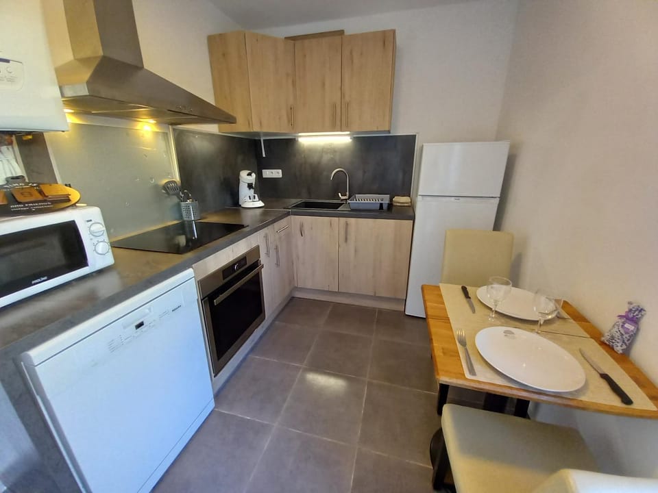 Appart T3 avec Cours et Parking Privé Apartment in Provence-Alpes-Côte d'Azur