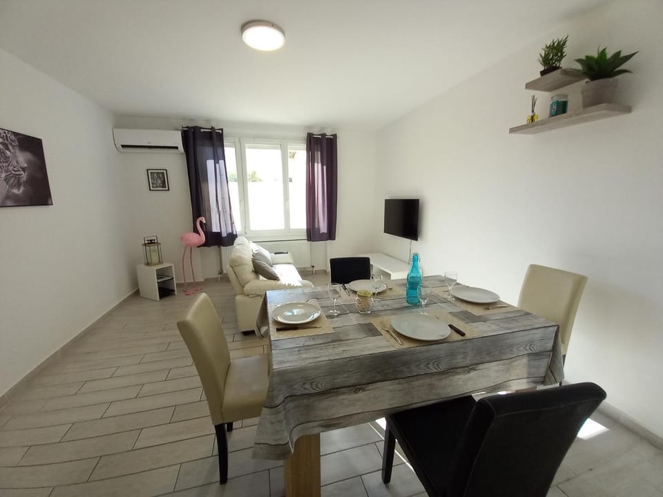 Appart T3 avec Cours et Parking Privé Apartment in Provence-Alpes-Côte d'Azur