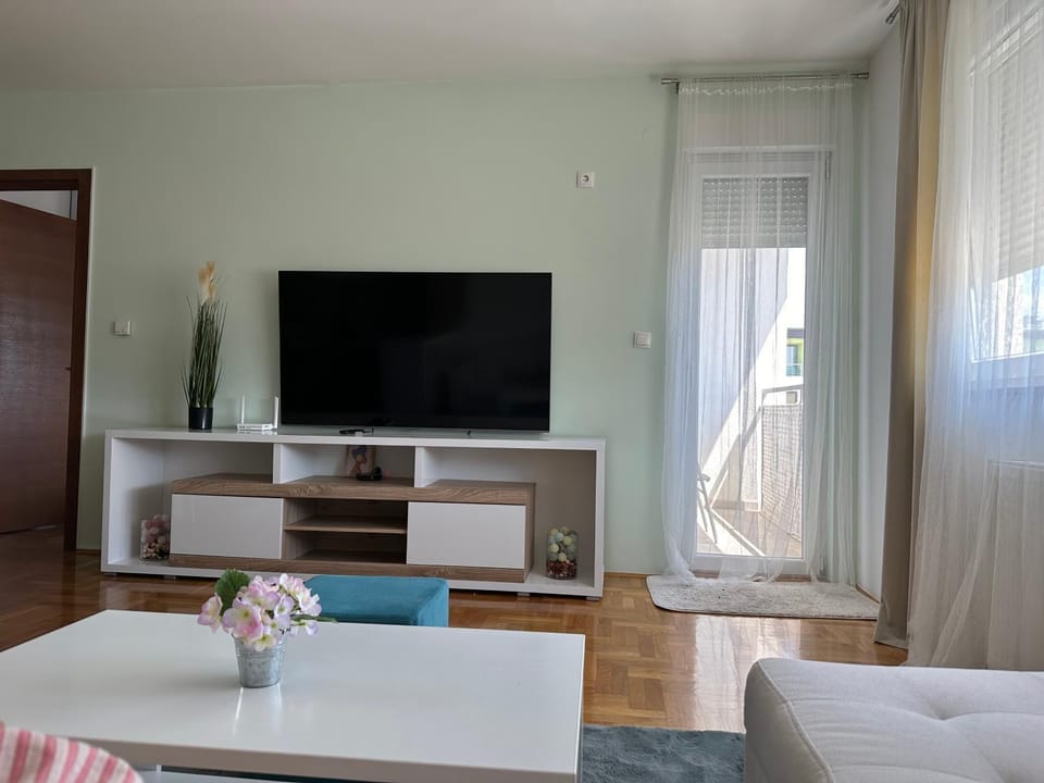 TV and multimedia, Seating area, Evening entertainment