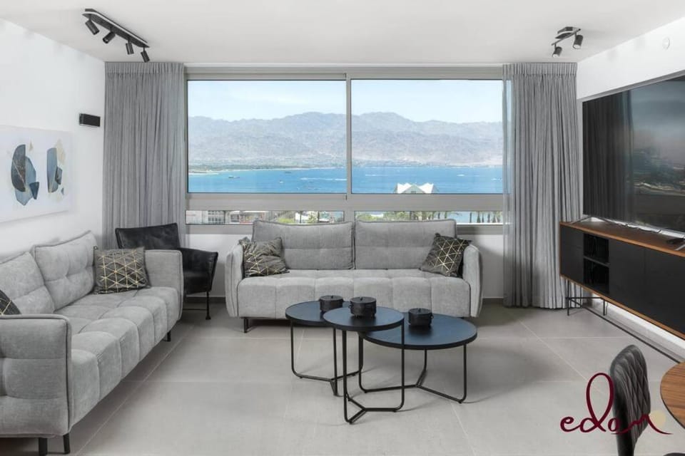Natural landscape, TV and multimedia, Living room