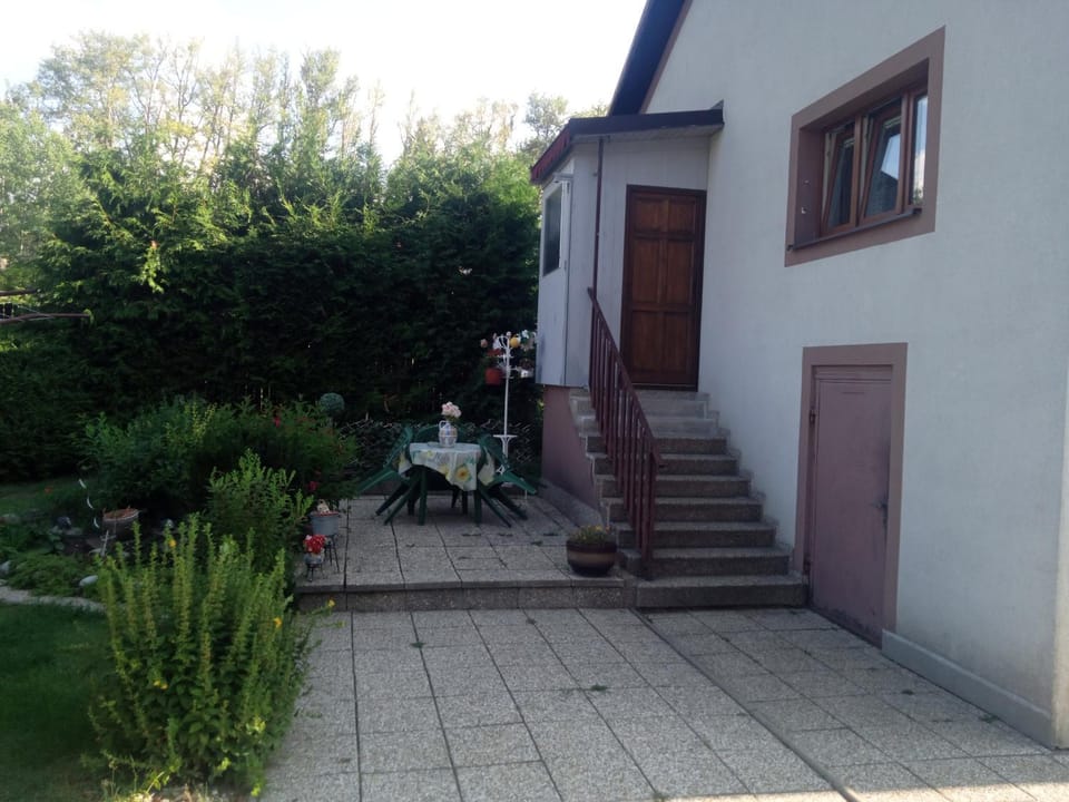 Property building, Facade/entrance, Seating area