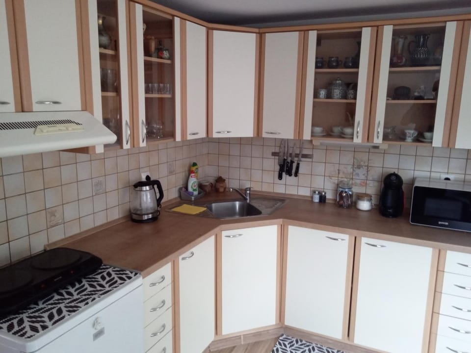 Coffee/tea facilities, Kitchen or kitchenette, stove