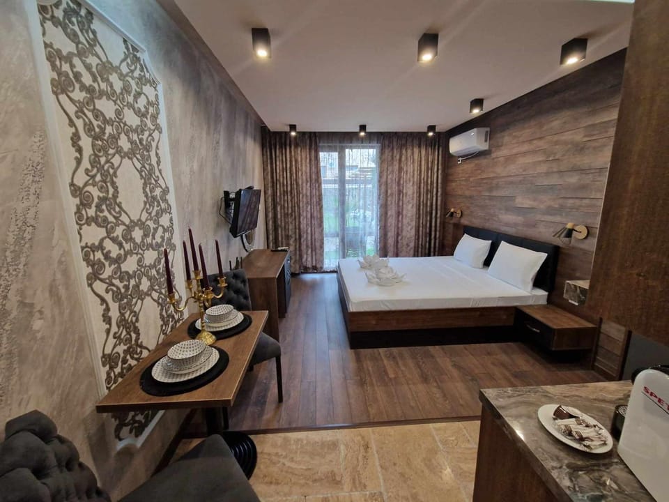 Bed, TV and multimedia, Coffee/tea facilities, Kitchen or kitchenette, Living room, Photo of the whole room, Seating area, Dining area, Bedroom